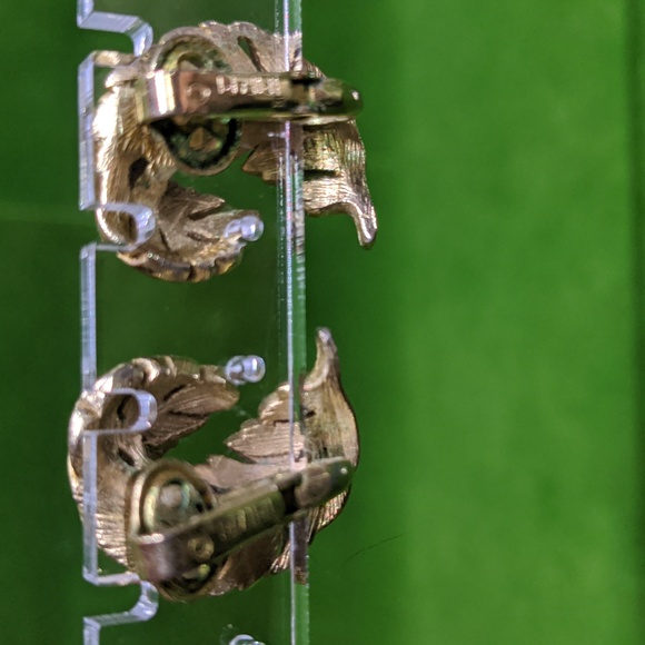 Crown Trifari Feather Gold-Tone Clip On Earrings - Picture 3 of 6